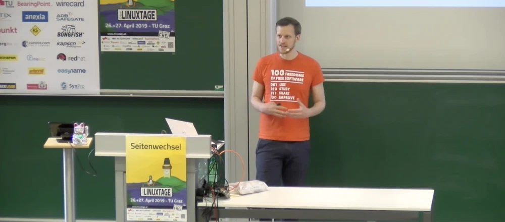 Bild von mir bei der Keynote auf den Grazer Linuxtagen 2019 Max Mehl während seiner Keynote auf den Grazer Linuxtagen 2019